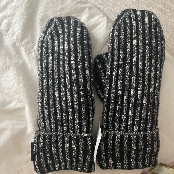 New Lululemon Athletica Black and White Mittens - Picture 3 of 7